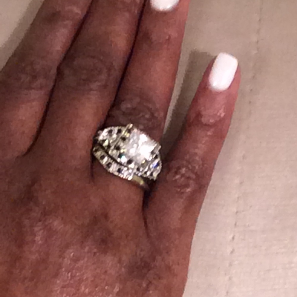 Ladies Wedding Ring Set! - Picture 4 of 9